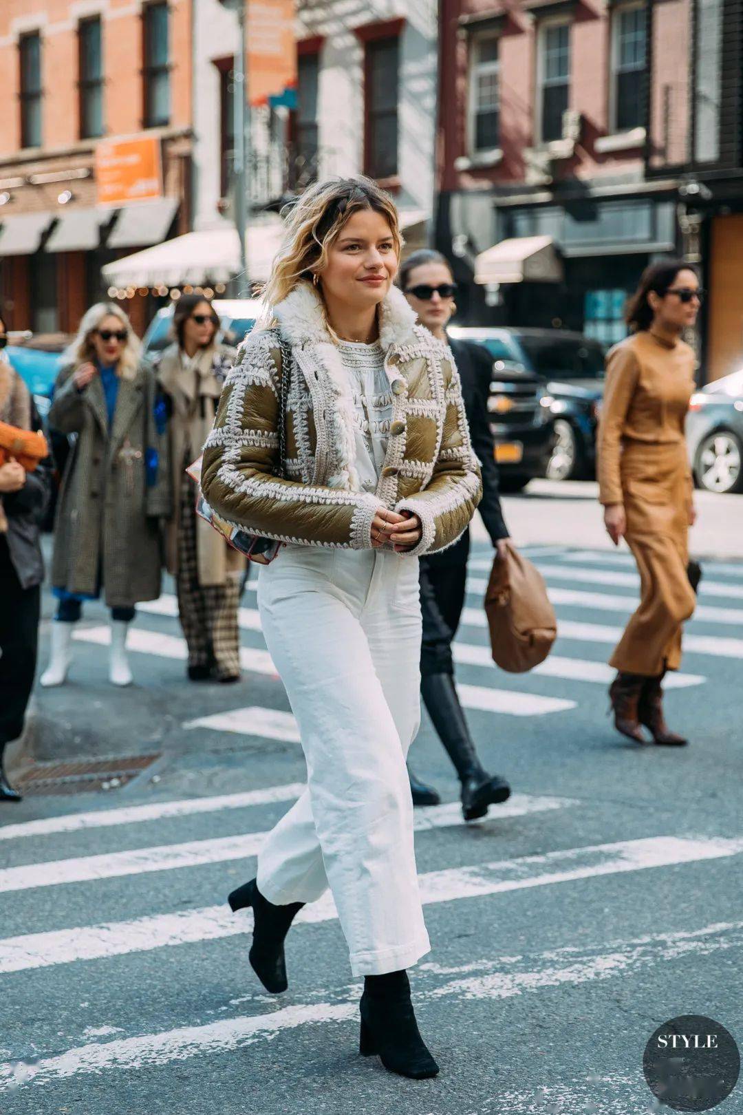 黑色 别穿阔腿裤了！今冬这4条裤子最流行，时髦显瘦，怎么搭都好看！