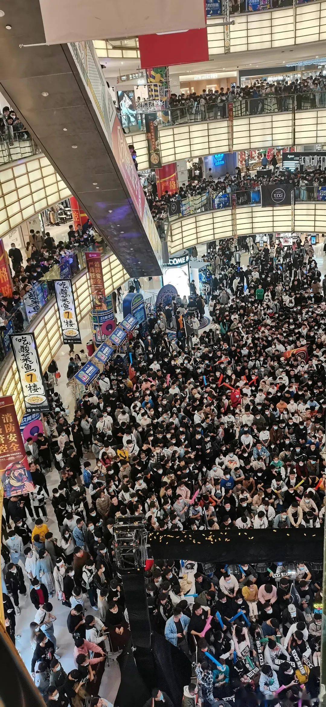 选手|疯狂！上亿人观看一场游戏比赛，中国战队最终夺冠！每个选手获赠一套房？