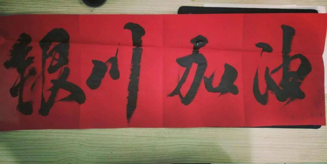 《素未谋面的英雄》高二17 韩欣洁高二18班 刘丹《万众一心》高一2班