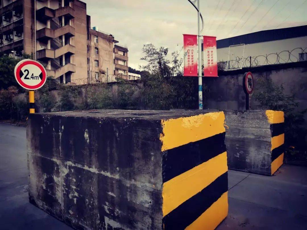 永安最大最霸气的限宽墩也许就是它们两个了!_车辆