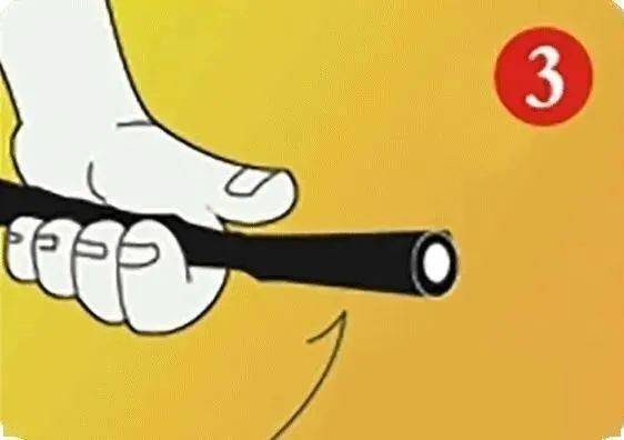 3. 握住皮管,朝向火苗2. 拔掉安全插销1.