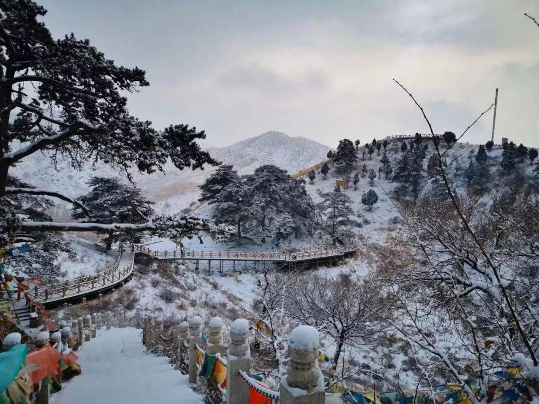 瑞雪兆丰年圣境包头五当召远山召庙和蔚蓝的天空构成绝美画卷