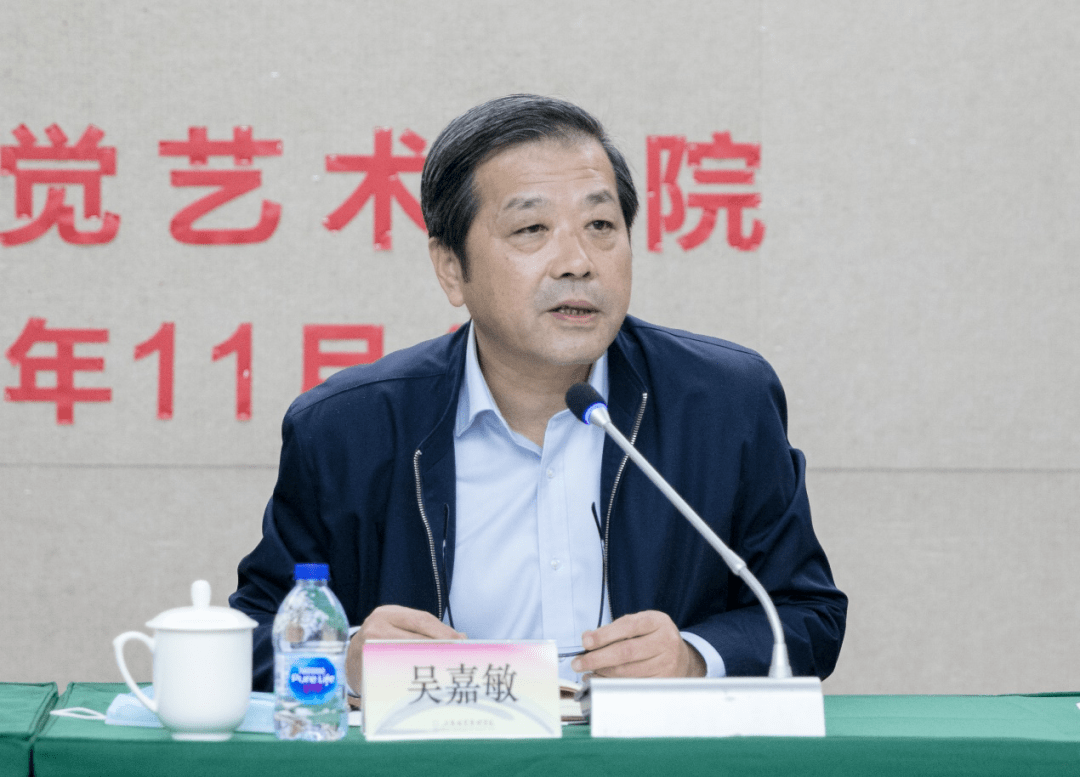 校党委书记吴嘉敏传达了11月3日市教卫党委召开的关于教育安全稳定