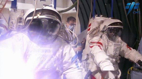 出舱的背后：每一个动作，地面都要反复模拟