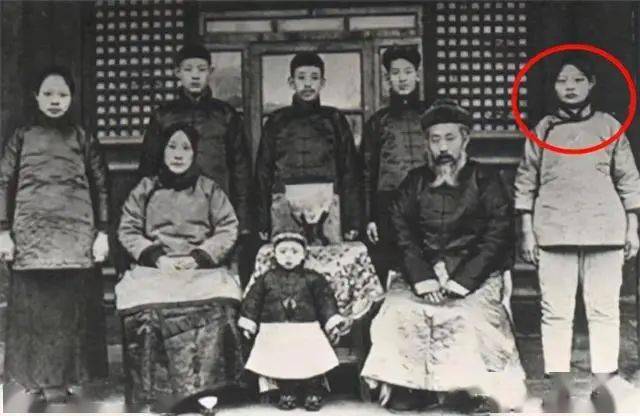 年,从清华被"绑回"家的孙立人迎娶了当时山东省长龚积柄的妹妹龚夕涛