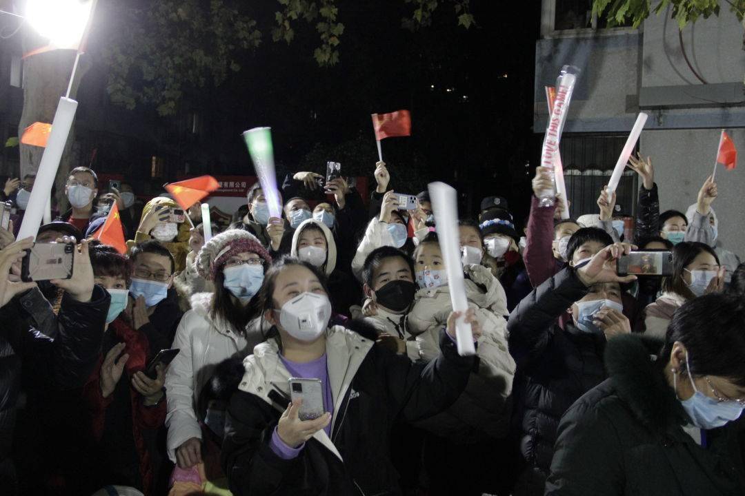 抑制不住的喜悦漫溢开来……工作人员为居民准备的苹果为了庆祝解封