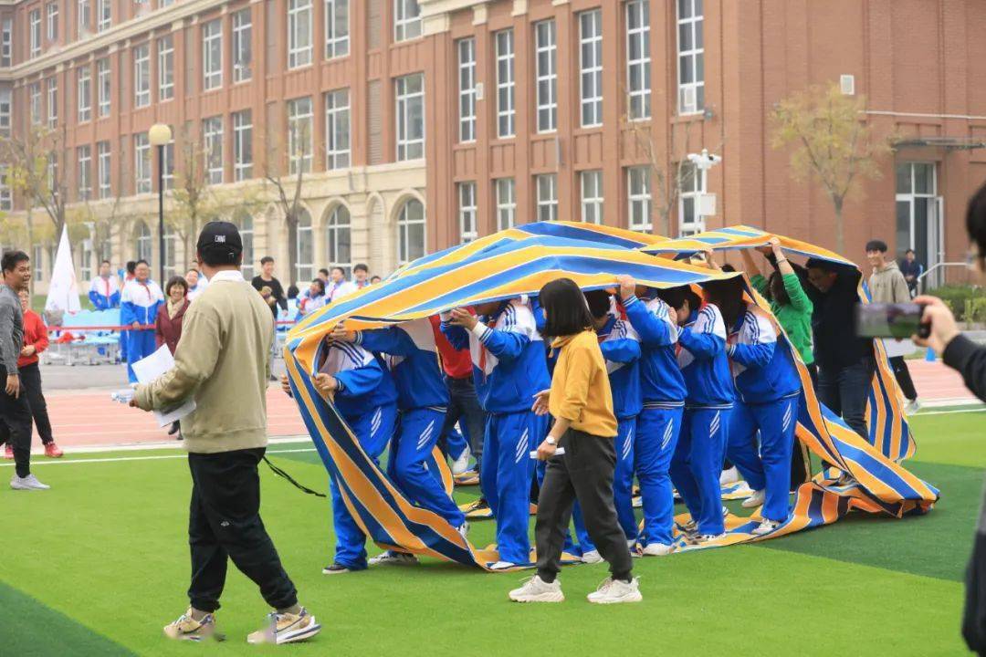 强健体魄献礼祖国东丽区华城庭苑中学举办第一届趣味运动会