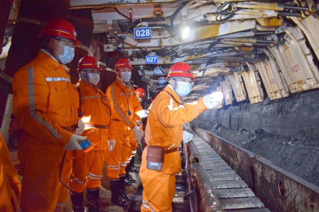 在老石旦煤矿生产指挥中心,唐毅认真听取智能化矿山建设情况介绍,详细