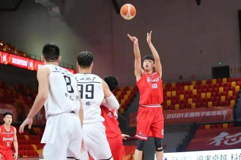 得分感觉,在迅速的攻防转换中努力追分,刘羽楠保持积极状态,江凯,于翔