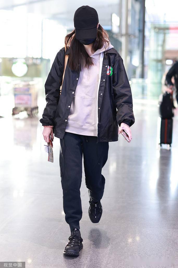 钟楚曦着黑色外套简约低调 棒球帽搭卫衣套装舒适休闲_上海机场