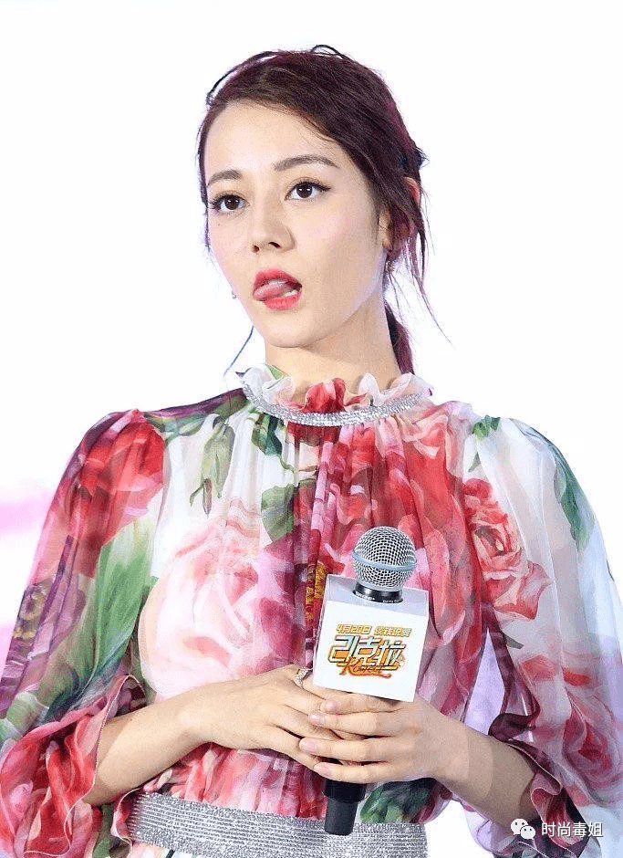 本以为迪丽热巴穿碎花够美了,直到看见陈乔恩,才懂啥叫惊世美颜_气质
