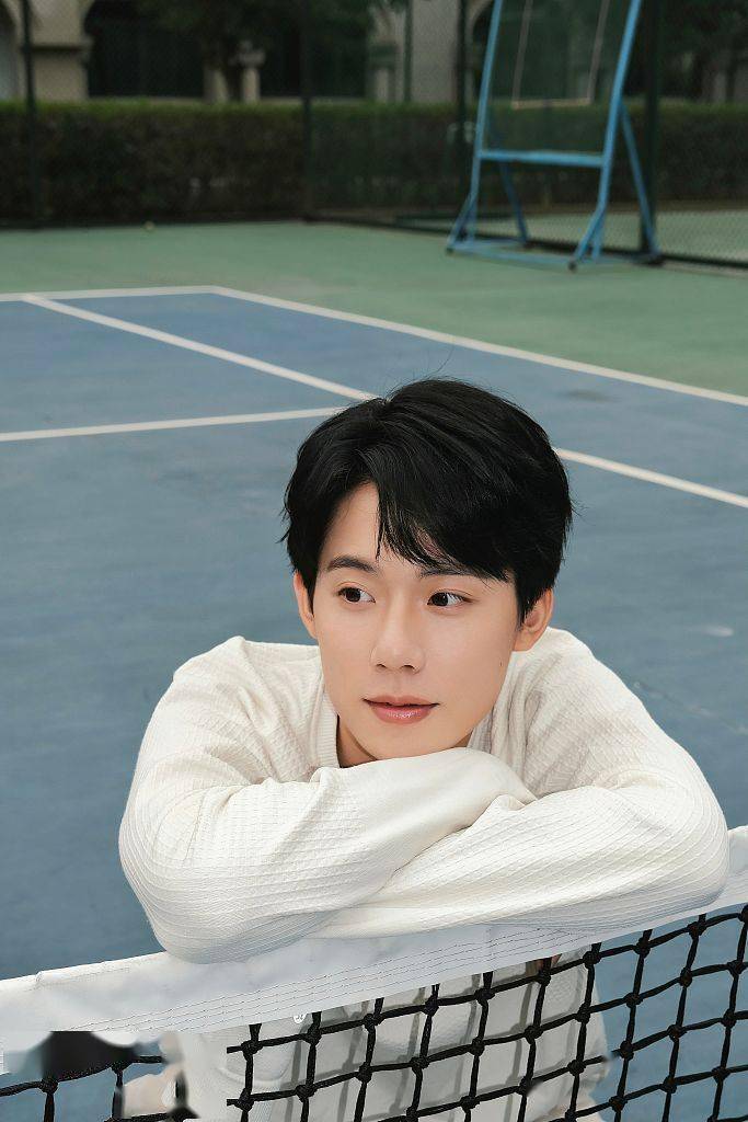 周奇校园操场大片少年感满满篮球作伴肆意挥洒青春朝气