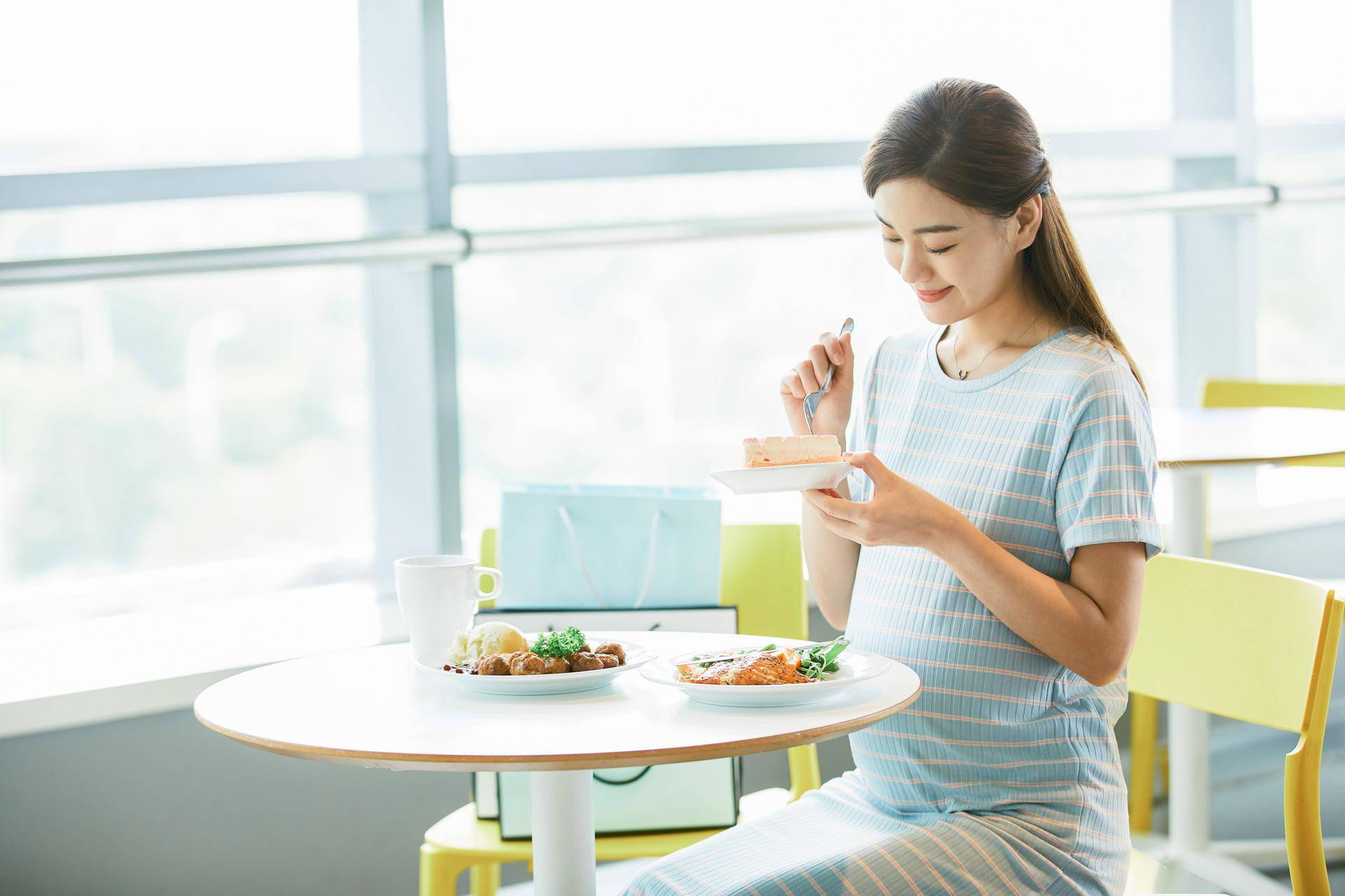 孕妇禁止吃的食物(孕妇禁止吃的食物和水果有哪些)-第1张图片-鲸幼网