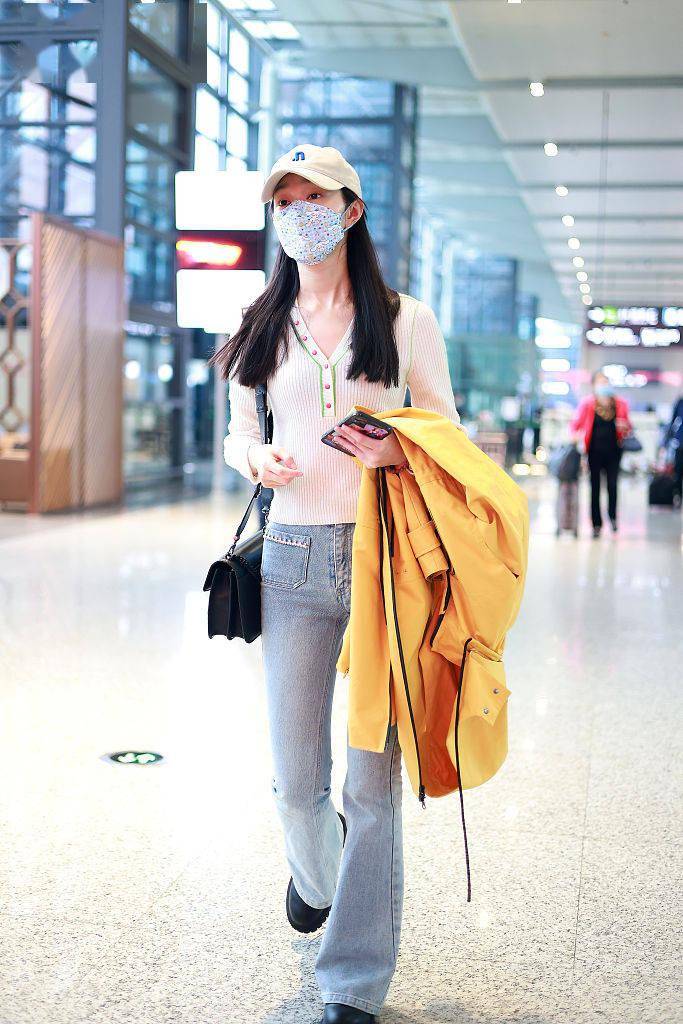 配饰 宋轶超会穿 奶油色针织衫+牛仔微喇裤超显温柔