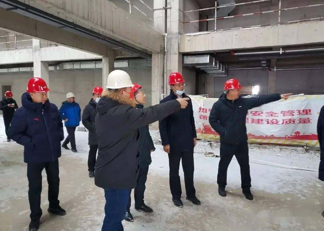 通辽市人民政府副市长曹金山带队到通辽市全民健身活动中心工程现场