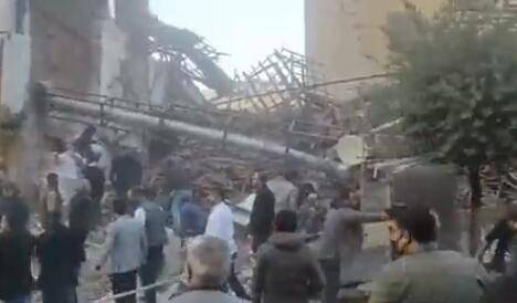 土耳其东南部城市一两层建筑坍塌，目击者：听到断裂声后大楼突然倒塌