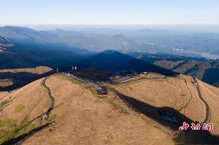 阳光|航拍江西武功山高山草甸 阳光下熠熠生辉