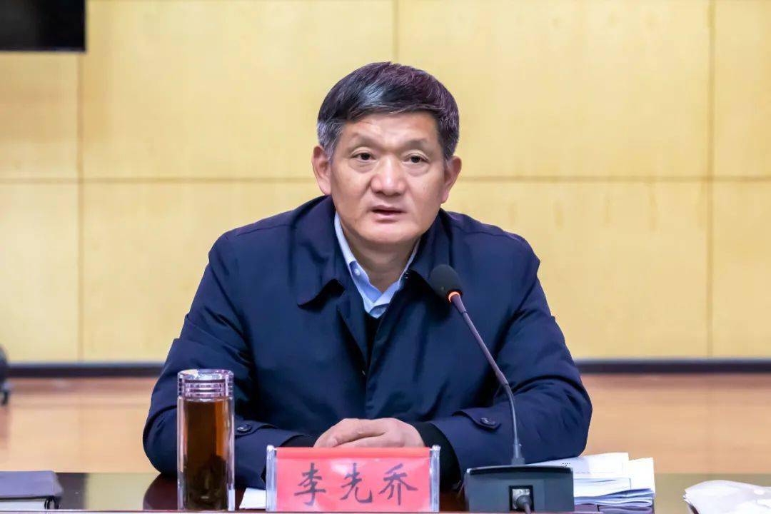 市委书记李先乔主持会议并讲话;市领导黄国威,罗明海,徐小林,罗旋