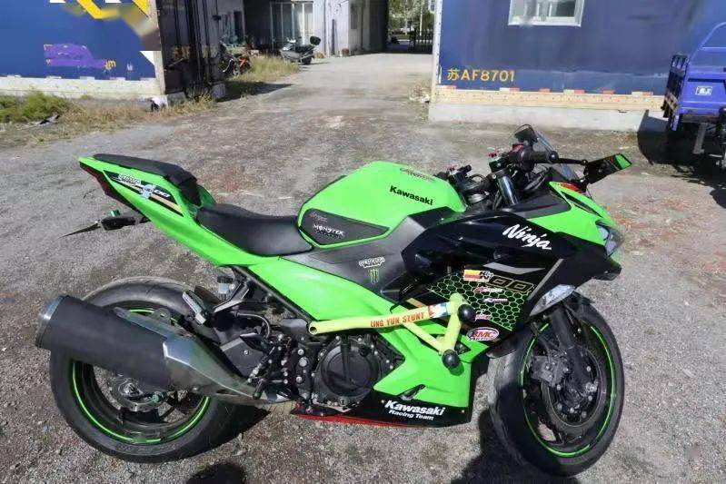 扬州小伙骑炸街车出门一上街就