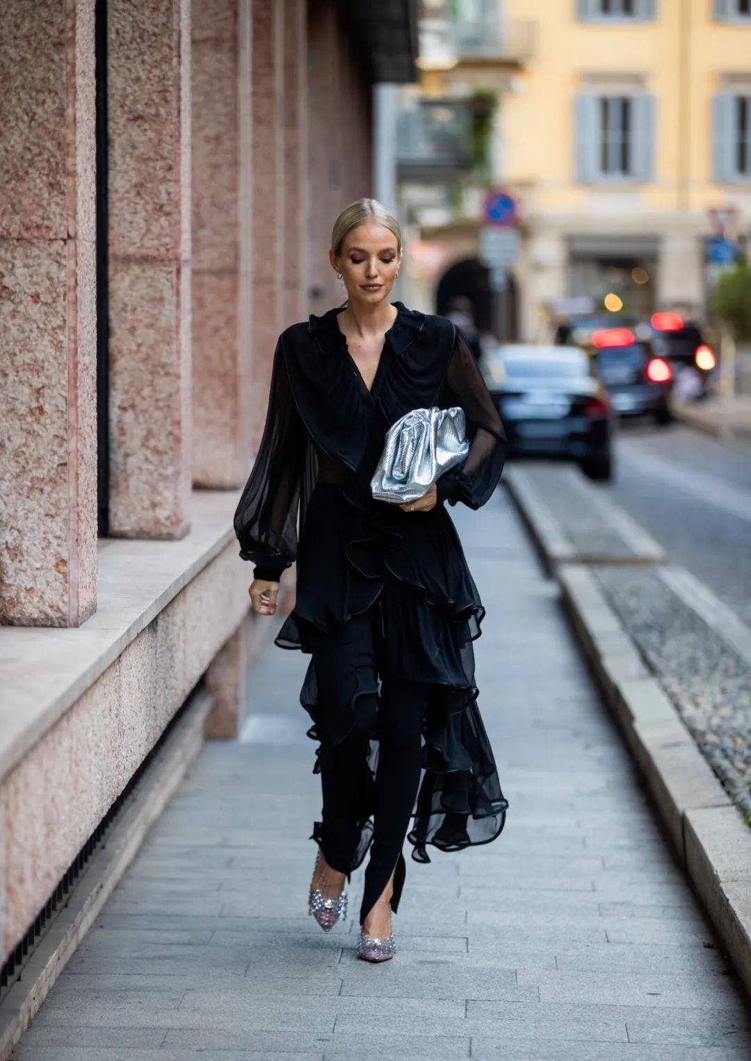 黑色 这7套衣服证明黑色紧身裤真的很别致