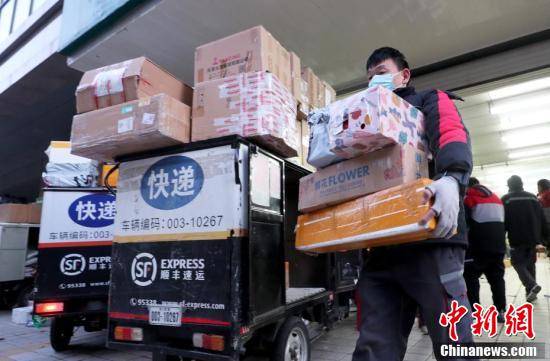 北京顺丰速运中关村营业部快递小哥将快递装车,准备派件.