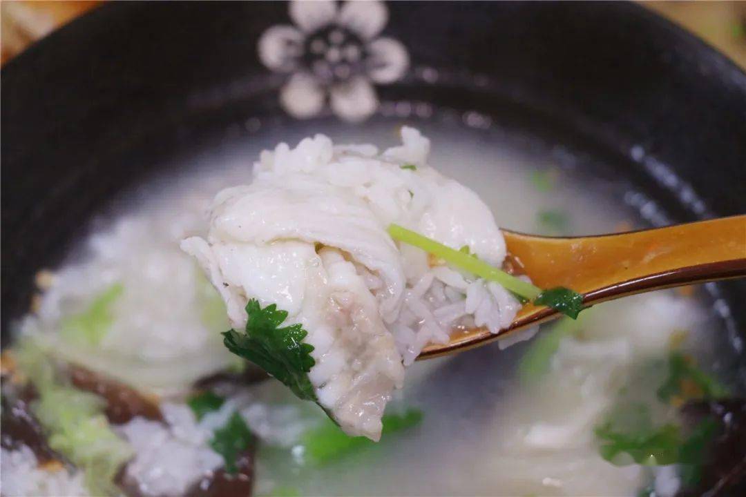 一口吃下,味蕾被美味完全霸占鱼肉鲜嫩鲈鱼粥整体细腻延绵鱼肉爽口