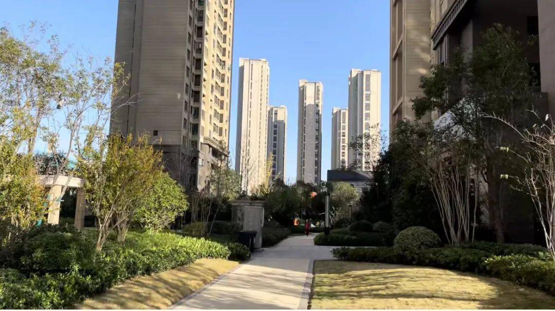 "郑州白沙镇东润城的业主张娜(化名)说.