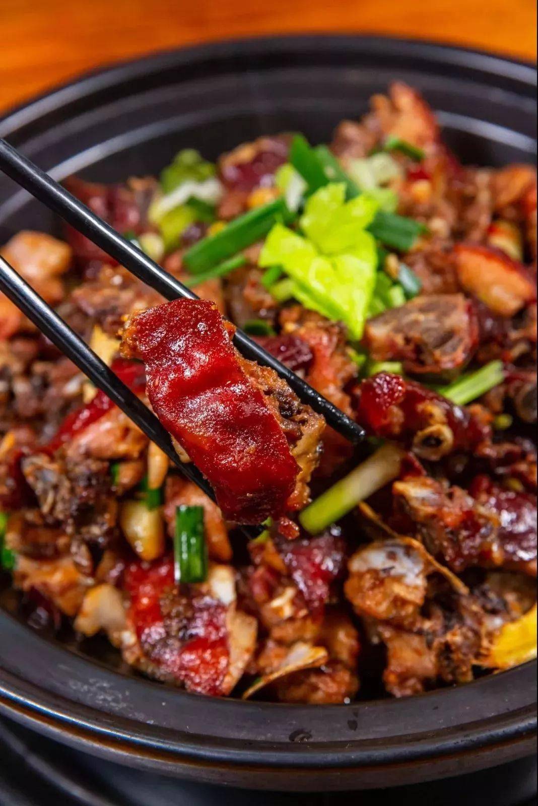 新店开业疯狂送烧鸡信宜好铭爵脆皮狗盐焗狗消费满200即送烧鸡1只