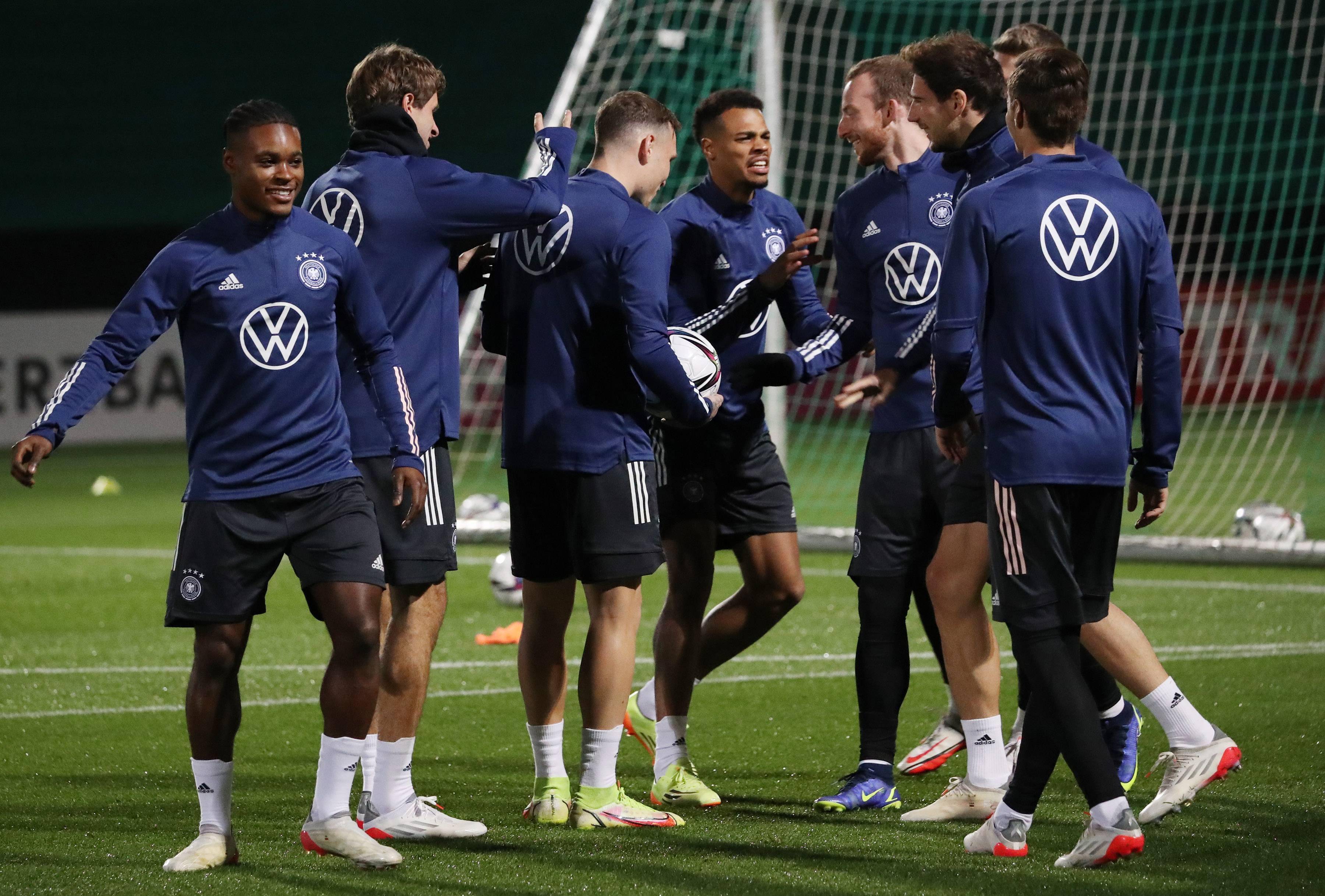 足球世预赛德国队赛前训练