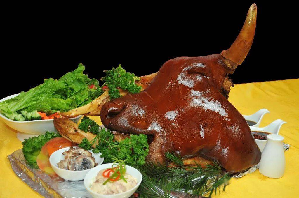 菜品介绍湘西牛头宴选用凤凰县柳薄,禾库两乡镇养四年至五年的健壮