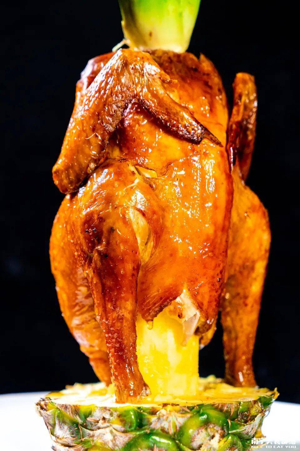 把鸡串在菠萝上的造型,有些滑稽,这是什么神奇的搭配?