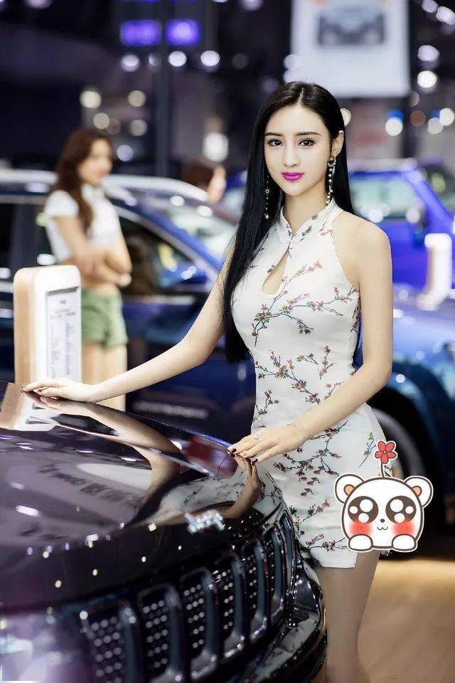 第一美腿车模吴春怡穿旗袍大秀身材曲线