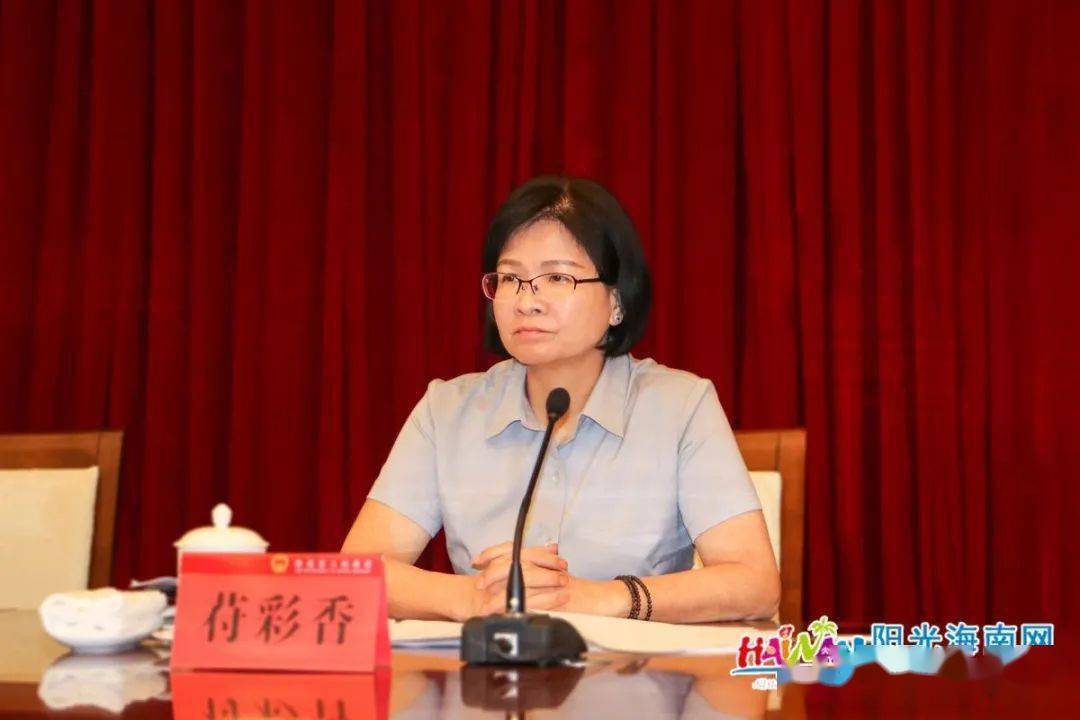 曾长期在四川工作,担任过四川省委宣传部副部长,眉山市市长,市委书记