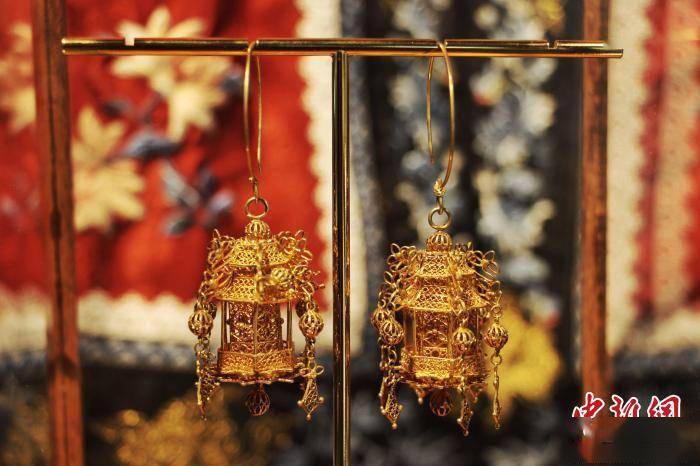 技艺“90后”青年不爱潮服爱“古装” 国风文化悄然“破圈”