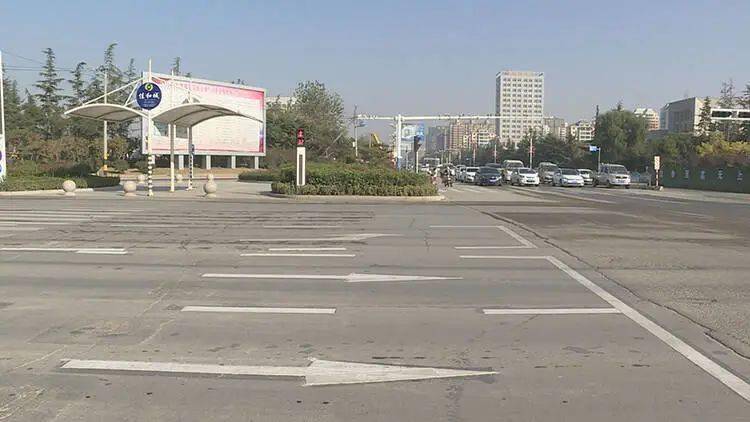 单县:红绿灯实行先左转后直行_路口