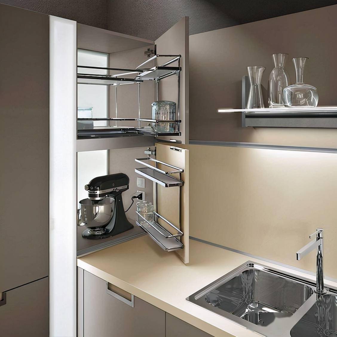 厨房越小越不建议常规装修,内侧转角设储物间,1㎡也能大有用途