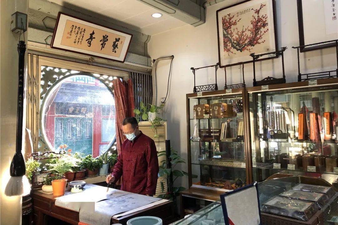 诚实守信以质量为先以诚信为本戴月轩以诚信兴商助推高质量发展