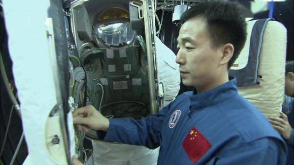 帅出地球！航天员穿军装的样子你见过吗→
