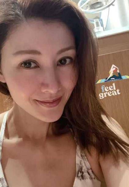 好友51岁李嘉欣晒美照，穿蕾丝裙大秀香肩锁骨，俏皮可爱似少女