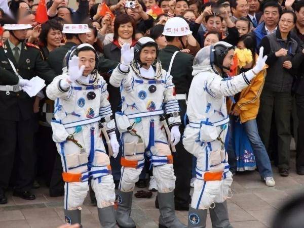 看惯了穿航天服的航天员，想看看穿军装的他们吗？