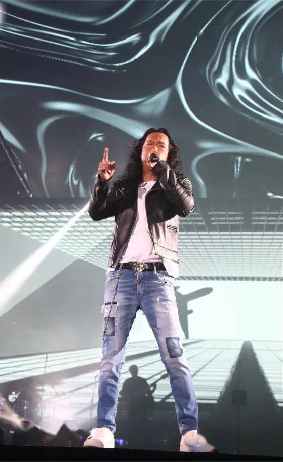 邓建明演唱会失平衡跌落台手指受伤幸无大碍