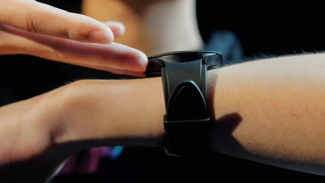 强大的Apple Watch终于遇到了对手，三星的这款没准更好用。