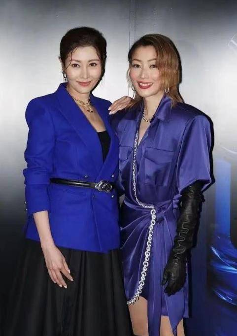 好友51岁李嘉欣晒美照，穿蕾丝裙大秀香肩锁骨，俏皮可爱似少女