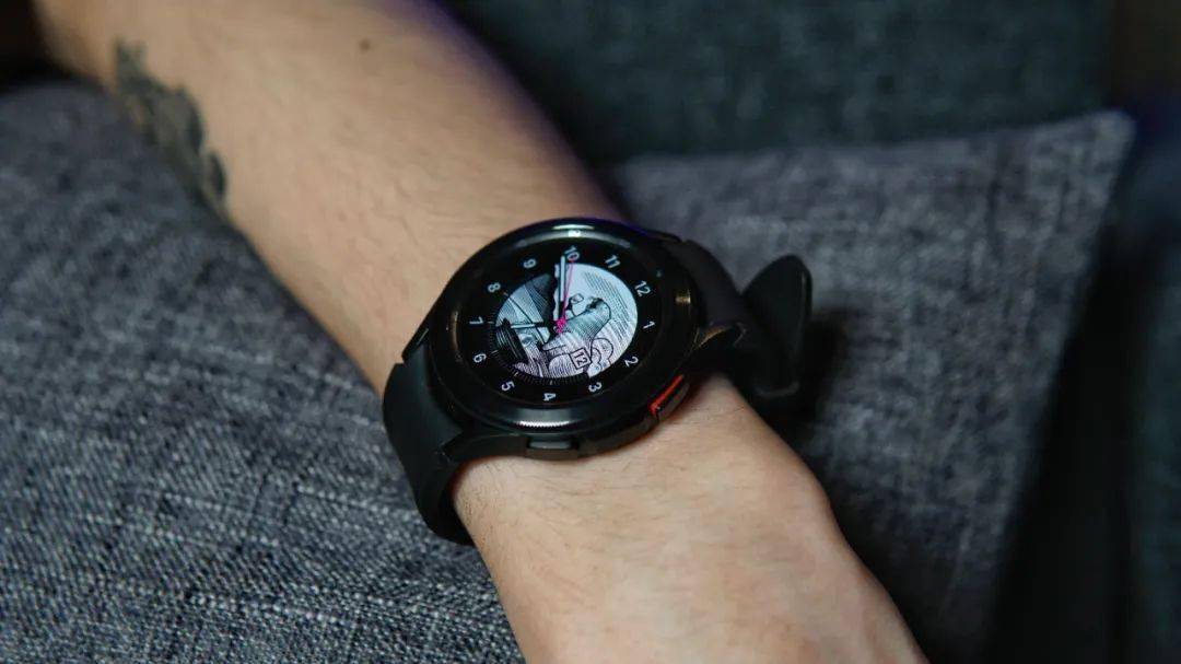 强大的Apple Watch终于遇到了对手，三星的这款没准更好用。