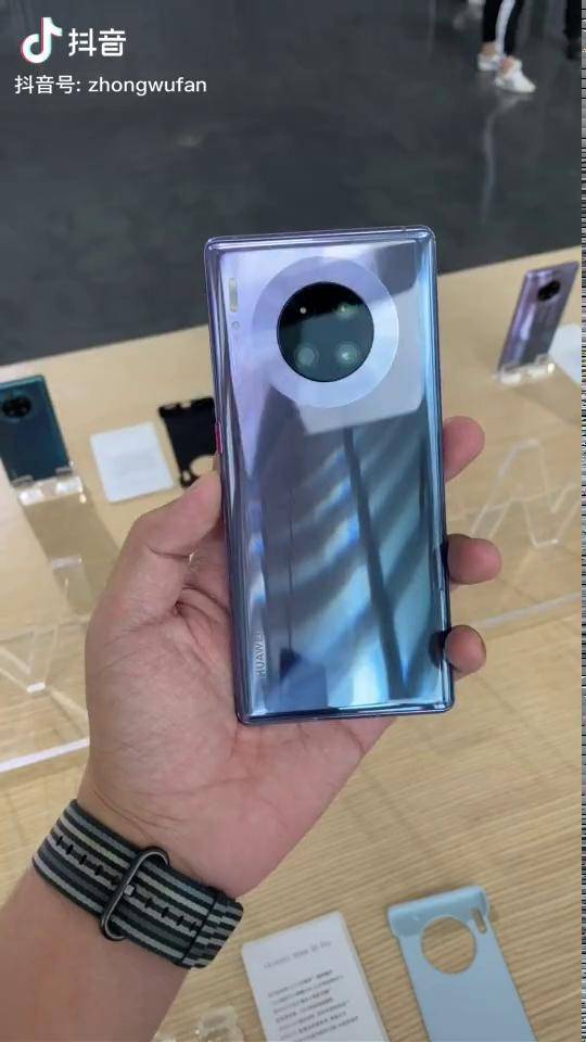 这就是华为mate30pro星河银和罗兰紫哪个更好看