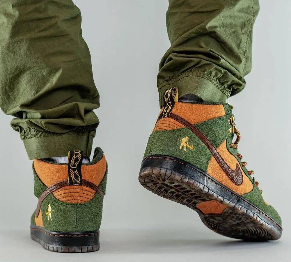 Nike 割韭菜配色 ！？新联名 Nike SB Dunk Hi 实物曝光！