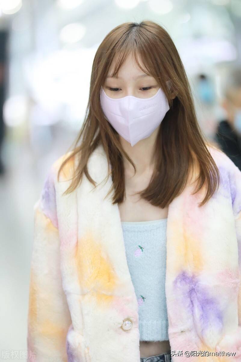 陈雪凝街拍一头长发披肩清新亮丽穿牛仔裤潇洒休闲