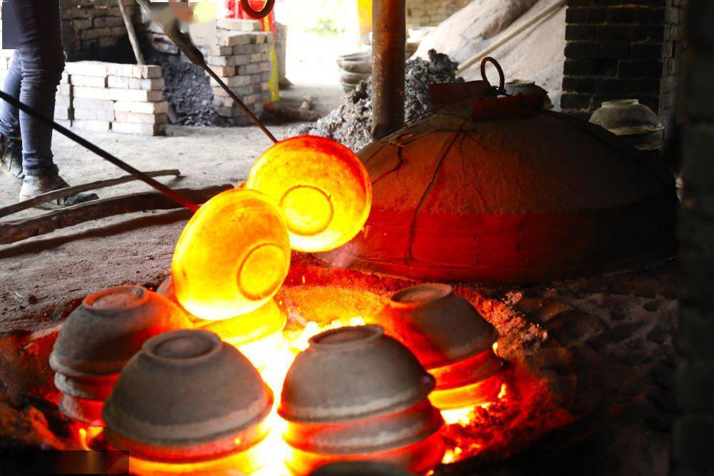 沿袭古老制作工艺,经过选土,揉泥,制坯,晾干,烧窑,上釉等工序烧出陶器