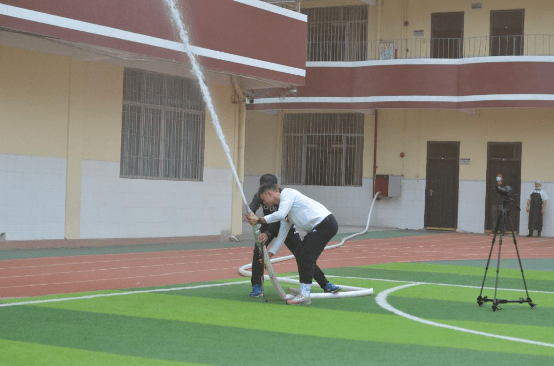 今天消防车开进了华洲实验学校,原来是