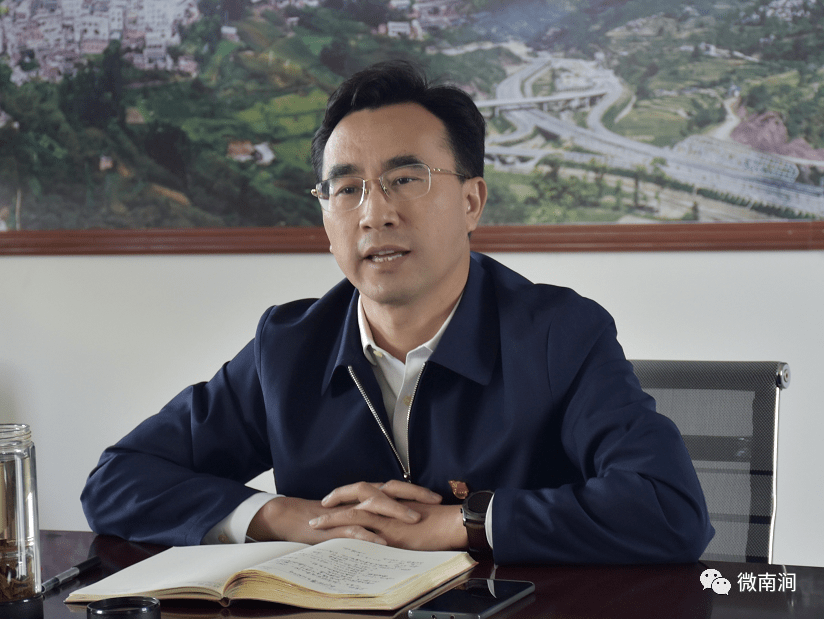 王绍基与拥翠乡乡村干部共算经济账共话新发展